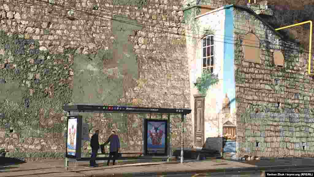 У железнодорожного вокзала Севастополя нарисовали «Окно в Питер». По иронии, как раз напротив него, на стене Севастопольского винодельческого завода, ранее красовался Путин-генетик на граффити «ДНК»