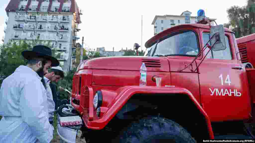 Юдеї в це свято одягаються в біле, що уособлює чистоту їхніх душ