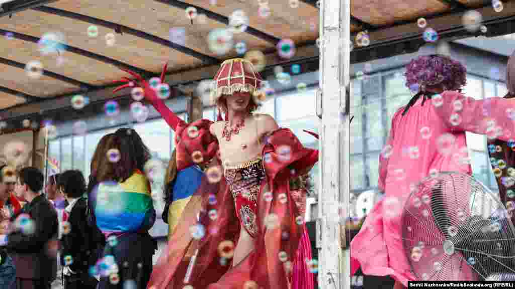 У ході взяли участь drag queens (артисти-чоловіки, що виступають у жіночих образах – ред.). Вони їхали на окремій платформі