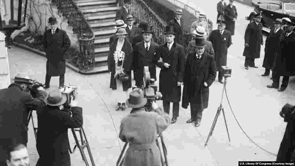Novoizabrani predsjednik Franklin Delano Roosevelt (u sredini s prugastom kravatom) stiže u Bijelu kuću sa svojom suprugom Eleanor i sinom Jamesom 4. marta 1933. Predsjednik će služiti četiri mandata, od 1933. do 1945. godine. Ustavni amandman donesen je 1951. godine ograničavajući predsjednike na dva mandata.  