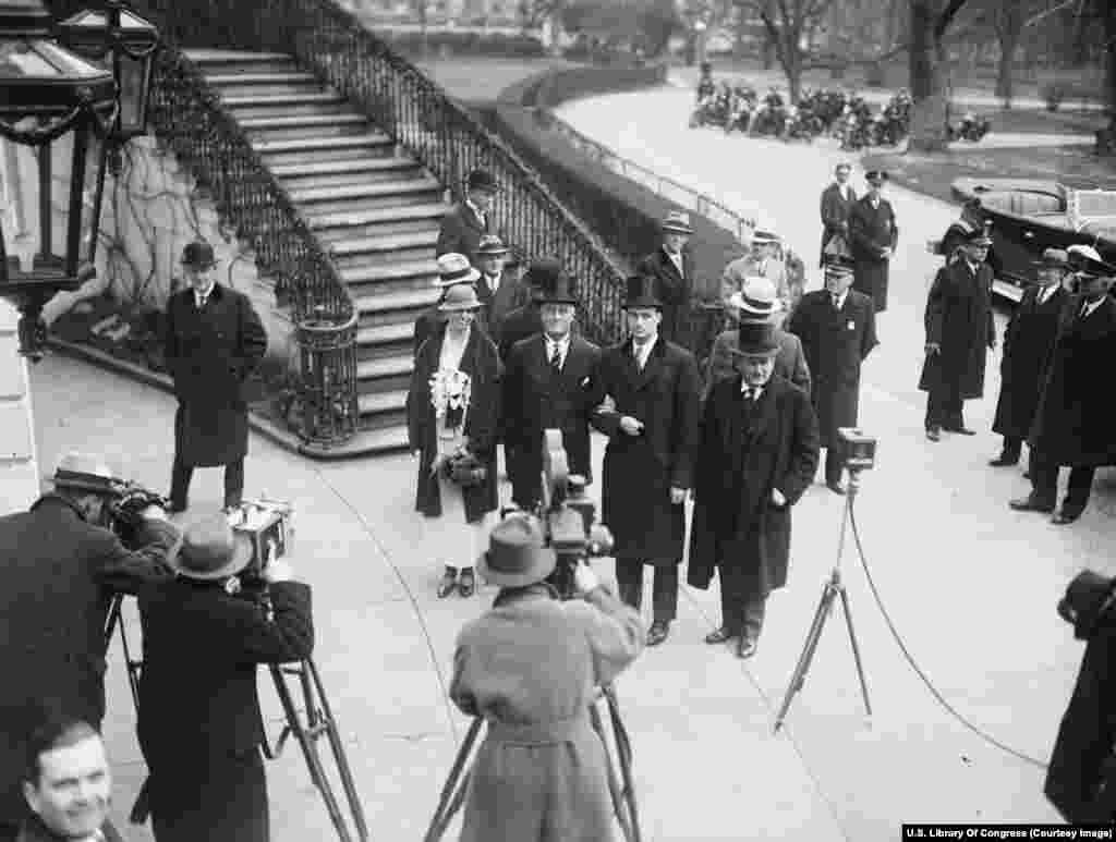 Президент Франклин Делано Рузвельт (в центре в полосатом галстуке) прибывает в Белый дом со своей женой Элеонорой и сыном Джеймсом 4 марта 1933 года. Рузвельт был главой государства беспрецедентно долго – четыре срока, с 1933 по 1945 год. В 1951 году была принята поправка к Конституции, ограничивающая срок полномочий президентов двумя сроками  
