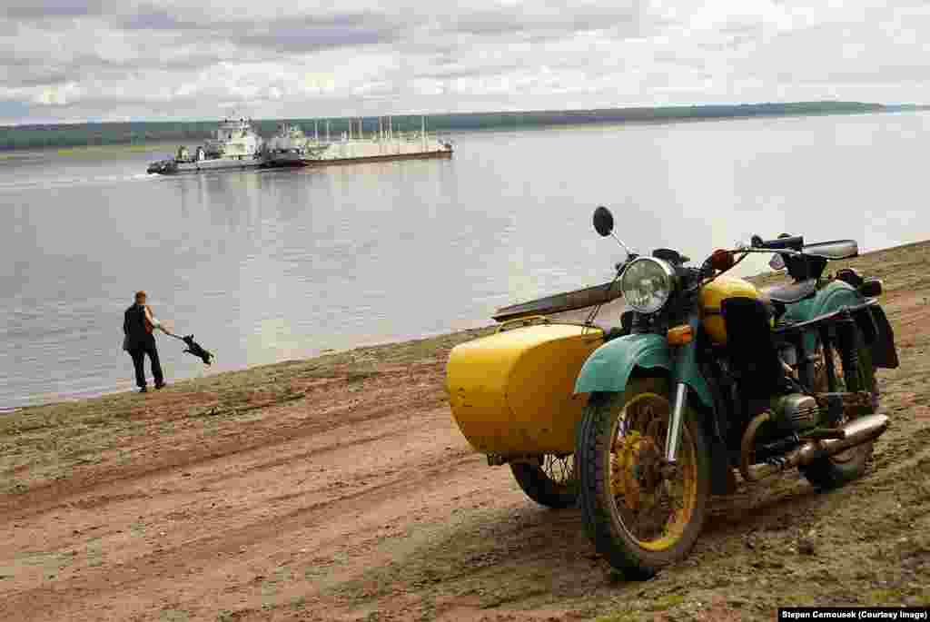 На березі річки під час експедиції 2009 року. &laquo;Ми хотіли показати людям, що ці табори &ndash; не таке вже й далеке минуле, і вони насправді існували&raquo;,&nbsp;&ndash; каже Степан Черноушек