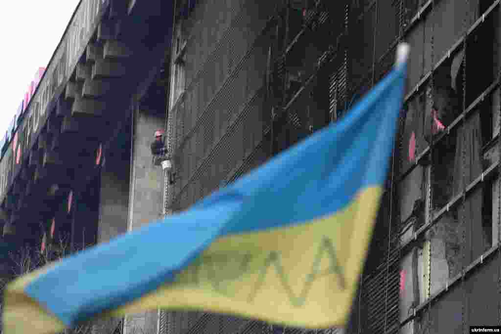 На майдані Незалежності розпочали відновлення Будинку профспілок. Наразі працює один кран, представники комунальних служб обрізають частини металевого каркасу залізобетонної конструкції будівлі. Сума попередньої оцінки відбудови – 100 млн гривень. У КМДА зазначили, що є 5 інвесторів, які бажають вкласти гроші у відновлення будівлі. Будинок профспілок було зруйновано внаслідок пожежі під час сутичок у ніч із 18 на 19 лютого. Фото: 1 квітня 2014 року