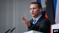 За словами міністра, влада Польщі бореться з дезінформацією, яку Росія намагається поширювати після атаки