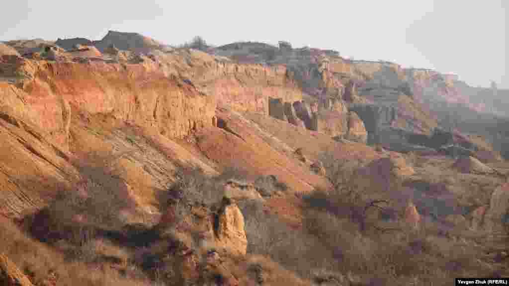 Первая строительная техника появилась здесь в мае 2019 года. Под видом укрепления берега компании занимались добычей гравийно-галечной смеси. Свои действия владелец участка оправдывал «вынужденными мерами по предотвращению ситуации по берегу». Нанесенный ущерб экологии Севастополя оценивался в 44 миллиона рублей