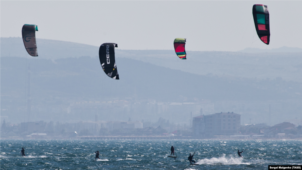 Кайтсерфинг или кайтбординг – это водный вид спорта, который представляет собой катание  по водной поверхности на доске с помощью воздушного змея (кайта)