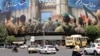 Транспортні засоби проїжджають повз величезний банер на площі Революції в Тегерані, 24 червня 2025 року, ілюстративне фото