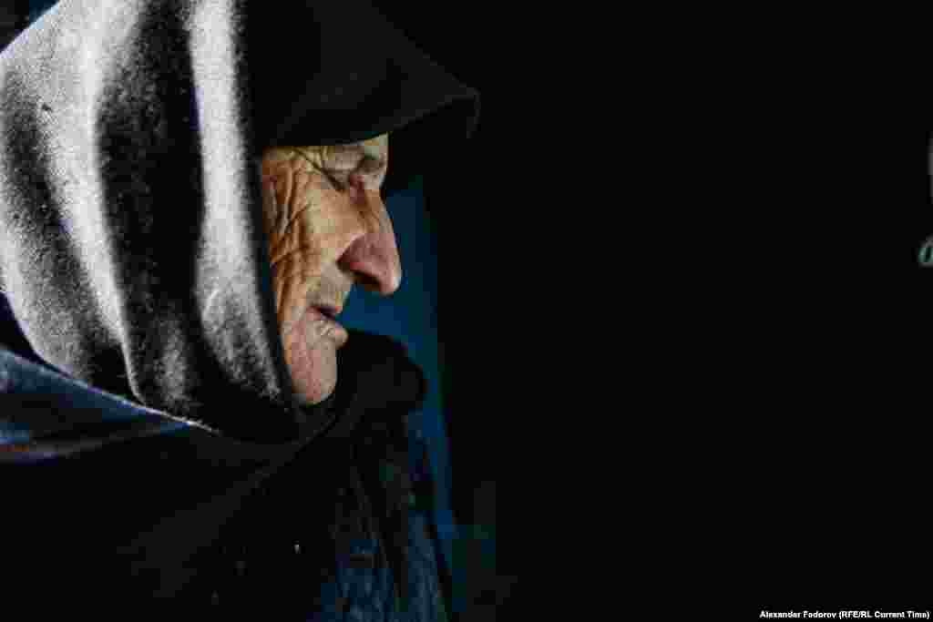 Сейчас все, кто мог, уже уехали, но остался последний житель – бабушка Патимат. Она не стала переезжать из принципа. Патимат родилась в крестьянской семье в этом самом ауле, в нем работала, хочет в нем и умереть. Никто точно не знает, сколько ей лет: кто-то говорит, что 77, кто-то – 89. Русского языка она не знает