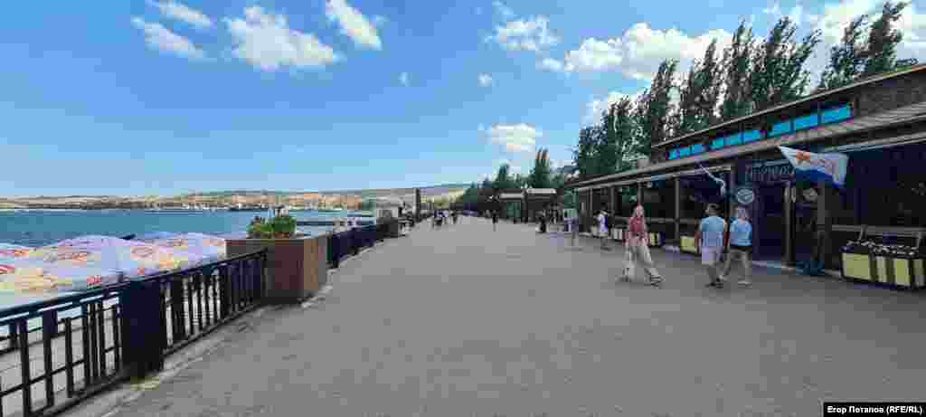 Феодосийцы уже привыкли к пустынной набережной в пик сезона