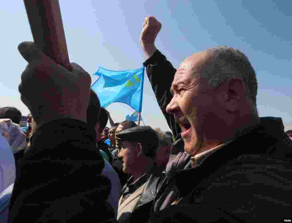 Активисты прибыли несколькими автоколоннами из различных регионов полуострова под национальными крымскотатарскими флагами и государственными флагами Украины на пункт пропуска «Турецкий вал» в Армянске