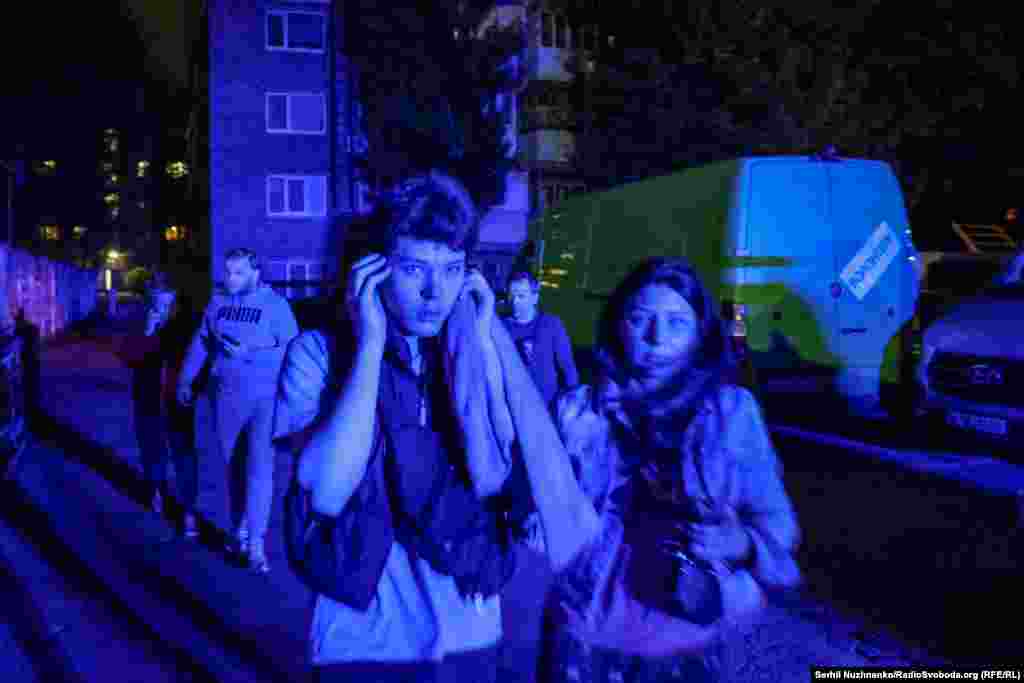 Люди рятуються від дрона, що стрімко йде на зниження неподалік