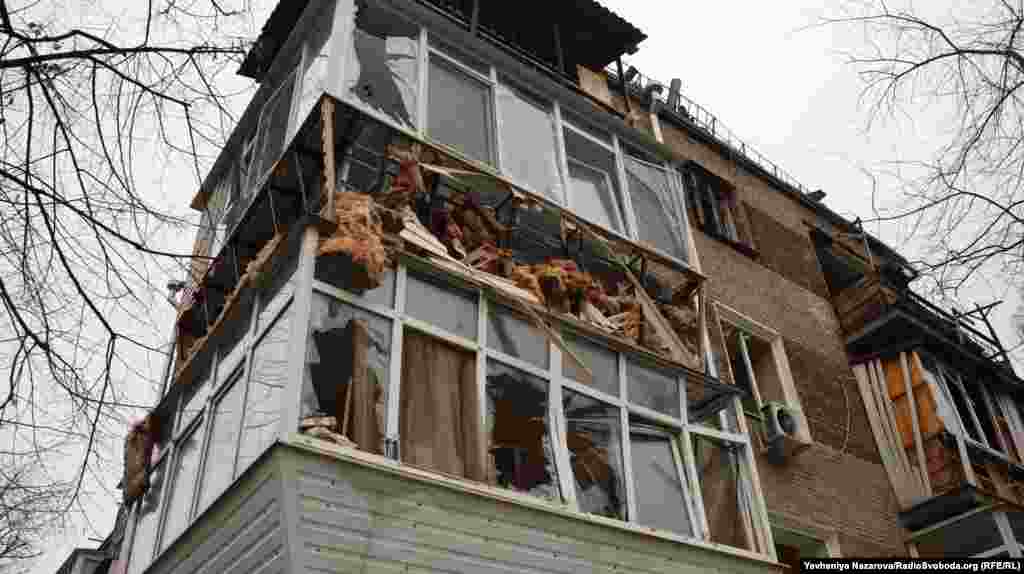 Росія вдарила по Запоріжжю о 6-й годині ранку в суботу, коли більшість жителів відпочивала вдома. Внаслідок удару 10 людей травмовано. Російські військові регулярно з різних видів озброєння – ударними БПЛА, ракетами, КАБами, РСЗВ – атакують українські регіони. Керівництво Росії заперечує, що російська армія під час повномасштабної війни завдає цілеспрямованих ударів по цивільній інфраструктурі міст і сіл України, убиваючи цивільне населення і руйнуючи лікарні, школи, дитячі садочки, об’єкти енергетики та водозабезпечення. Українська влада і міжнародні організації кваліфікують ці удари як воєнні злочини Російської Федерації і наголошують, що вони мають цілеспрямований характер