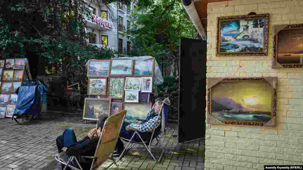 Художники на родине мариниста Айвазовского тоже рисуют картины на морскую тематику  