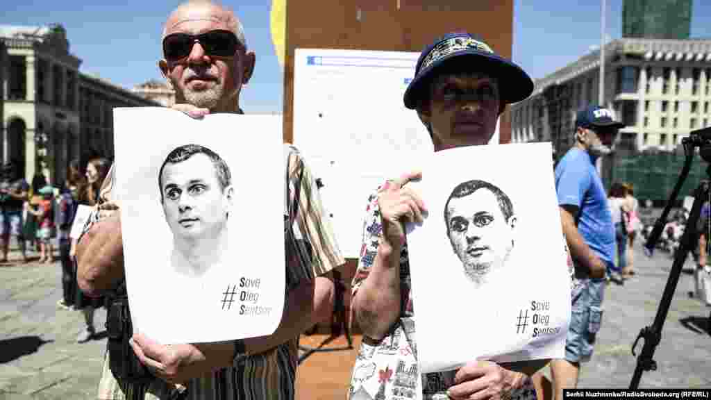 Сестра Сенцова Наталья Каплан рассказала, что голодающему в российской колонии Олегу каждый день вливают литр глюкозы. «Он бледен, теряет зубы, теряет волосы», ‒ сказала она