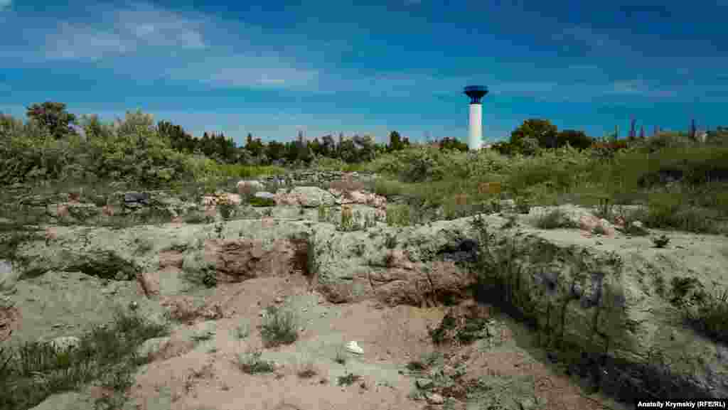 Греко-скифское городище «Чайка» было открыто в 1959 году, когда во время работы на песчаном карьере обнаружили греческий квадр — часть античной башни. С той поры там регулярно работают археологические экспедиции