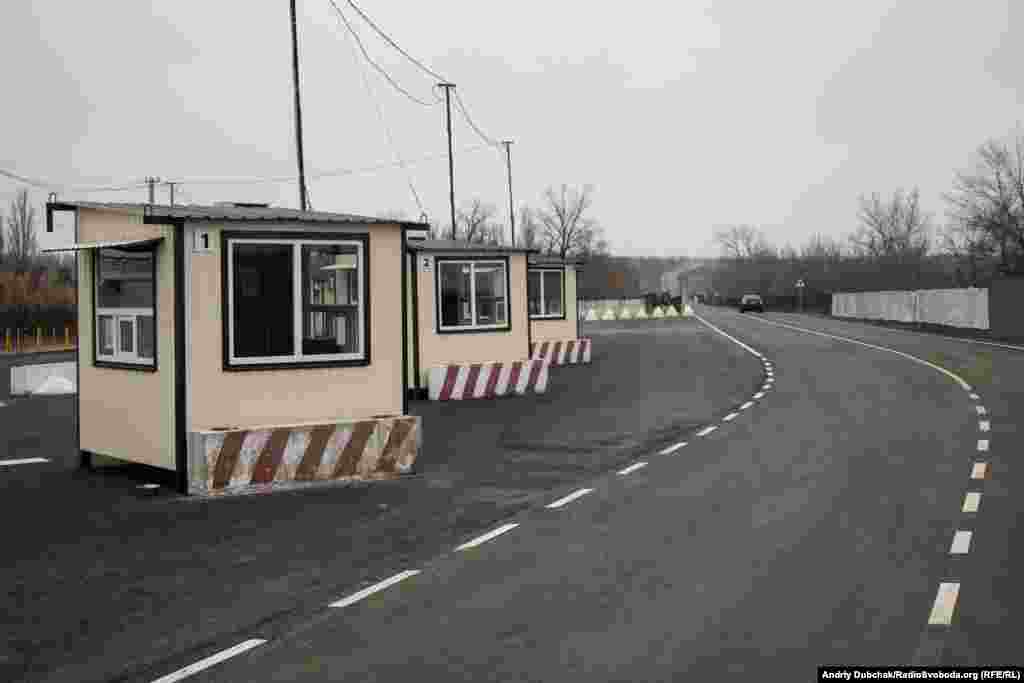 КПВВ «Золоте» обладнане усією інфраструктурою, необхідною для пропуску громадян у обидва боки.