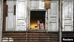 Дівчина у гуртожитку для переселенців з Абхазії та Південної Осетії, Тбілісі, 2011 рік