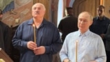 Президенты России и Беларуси Владимир Путин и Александр Лукашенко на молебне в храме Смоленской иконы Божией Матери на территории Смоленского скита Спасо-Преображенского Валаамского ставропигиального мужского монастыря. 1 августа 2025 года