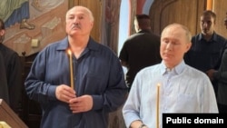 Президенты России и Беларуси Владимир Путин и Александр Лукашенко на молебне в храме Смоленской иконы Божией Матери на территории Смоленского скита Спасо-Преображенского Валаамского ставропигиального мужского монастыря. 1 августа 2025 года