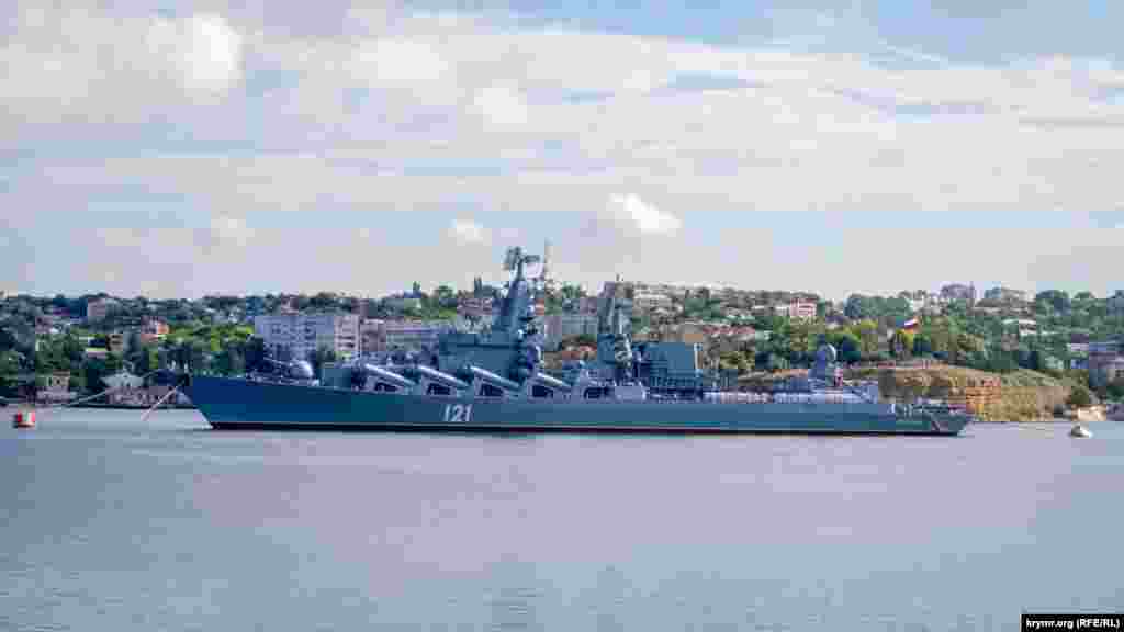 Гвардейский ракетный крейсер «Москва» сейчас не на ходу. После парада корабль поставят на ремонт в 13-й судоремонтный завод.