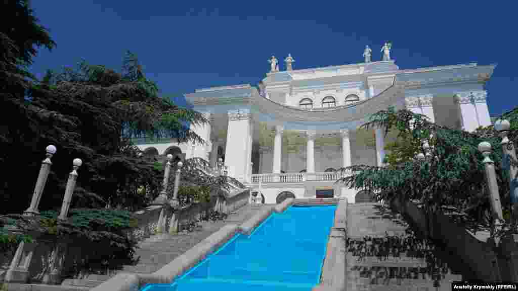 Премьер-министр России Михаил Мишустин подписал распоряжение, согласно которому крымский санаторий «Родина» (в украинских реестрах «Украина») в Гаспре передается в собственность соседней России и ведение Следкома. Ранее круглогодичная здравница, которая специализировалась на лечении сердечно-сосудистых заболеваний и считалась одной из самых крупных профильных реабилитационных центров в Украине, теперь будет оказывать услуги только российским следователям и их семьям