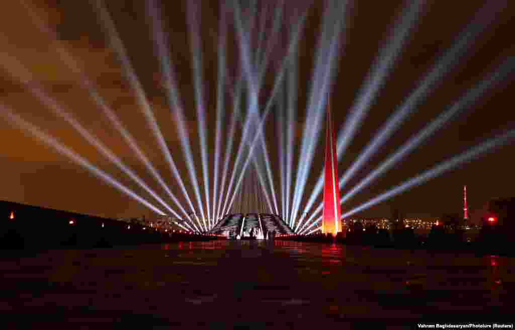 Поминальная служба в Ереване (Армения) возле мемориального комплекса геноцида армян на вершине горы Цицернакаберд в память о массовых убийствах армян османскими турками в 1915 году. В мероприятии, которое транслировалось в прямом эфире, приняли участие тысячи жителей, 23 апреля  