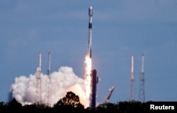 Ракета Falcon 9 компанії Ілона Маска SpaceX під час запуску з 23-ма супутниками Starlink. Травень 2024 року