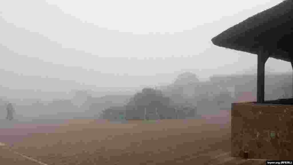 Вместо привычного обзора и бойкой торговли – тишина укрытая туманом