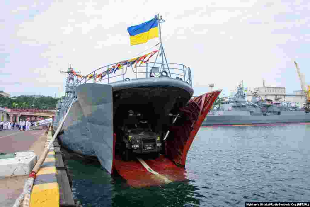 Десантний корабель «Юрій Олефіренко» – десантний відсік із бронеавтомобілем  