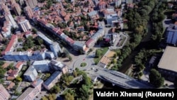 Kosovska vlada namerava da izgradi dva mosta s obe strane glavnog mosta preko Ibra, koji bi povezali Severnu Mitrovicu, naseljenu većinom Srbima, s Južnom Mitrovicom, naseljenom većinom Albanacima.