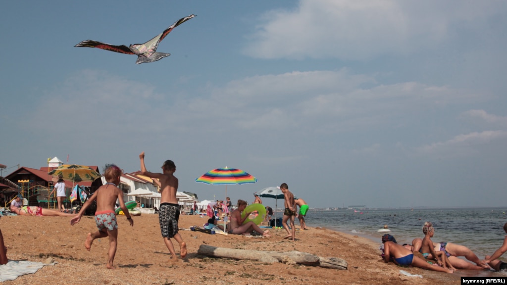 На пляже продают воздушных змеев. Самый дорогой (на фото) стоит 700 рублей (250 грн)   