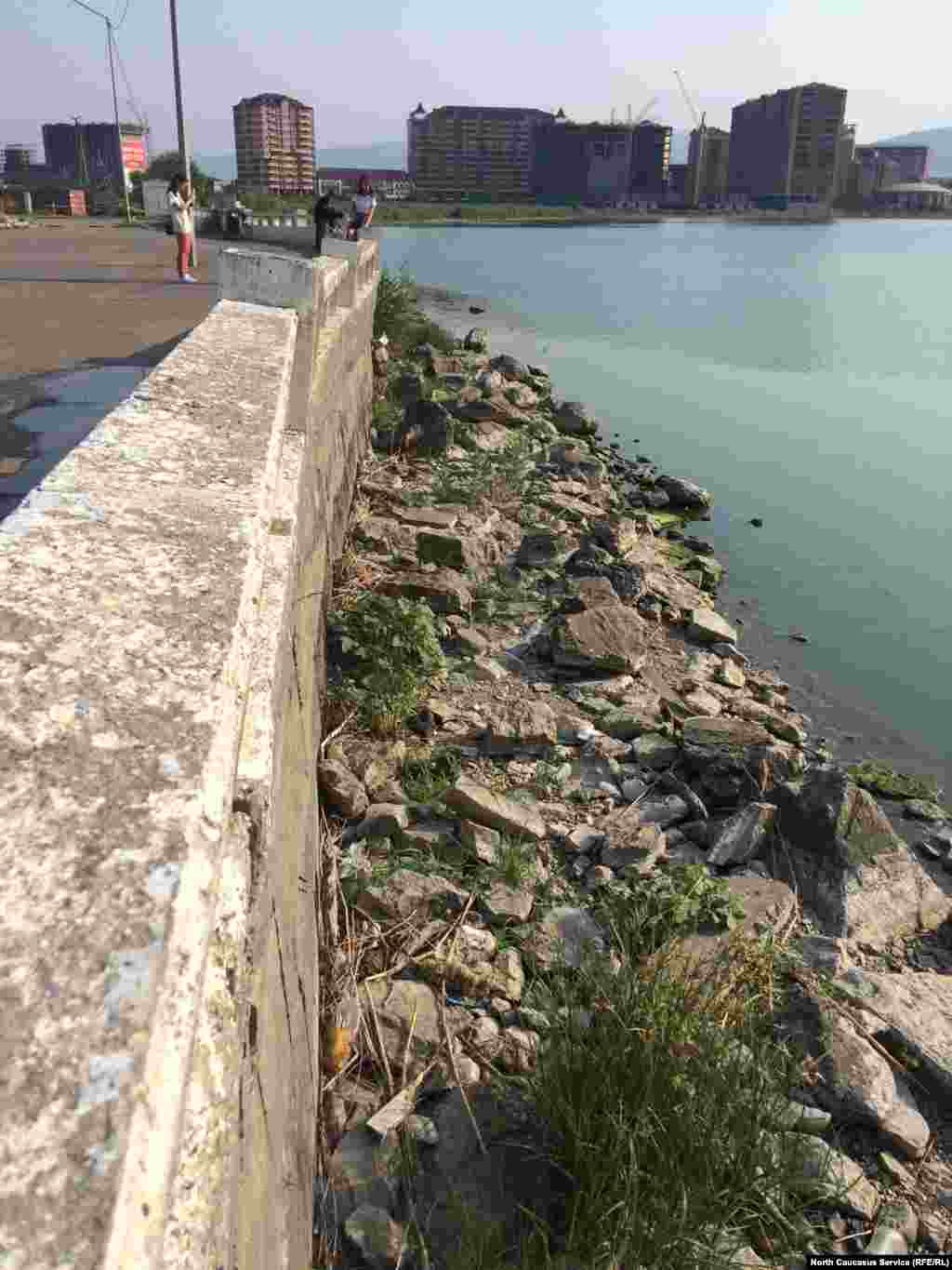 Строительный мусор на дне озера "оголился" после того, как вода отступила