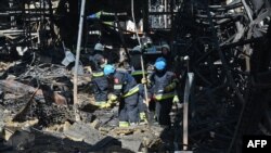 Рятувальники працюють на місці влучання по «Епіцентру», Харків, 26 травня 2024 року