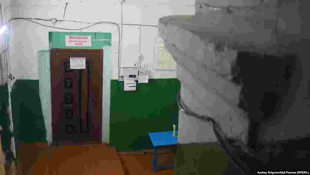 Родительницы пожаловались, что как-то не допросились у местной администрации даже банку с краской — на проведение косметического ремонта. 