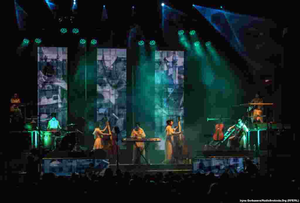 Тисячі людей після роботи прийшли до міського парку подивитися концерт хедлайнерів фестивалю – Dakh Daughters