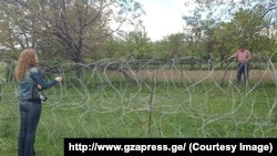 Колючая проволока на границе между Грузией и Южной Осетией