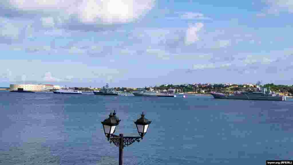 В парадном строю – подводная лодка «Краснодар», сторожевой корабль Пограничной службы ФСБ России «Изумруд», малый ракетный корабль «Мираж» и малый ракетный корабль «Вышний Волочек».