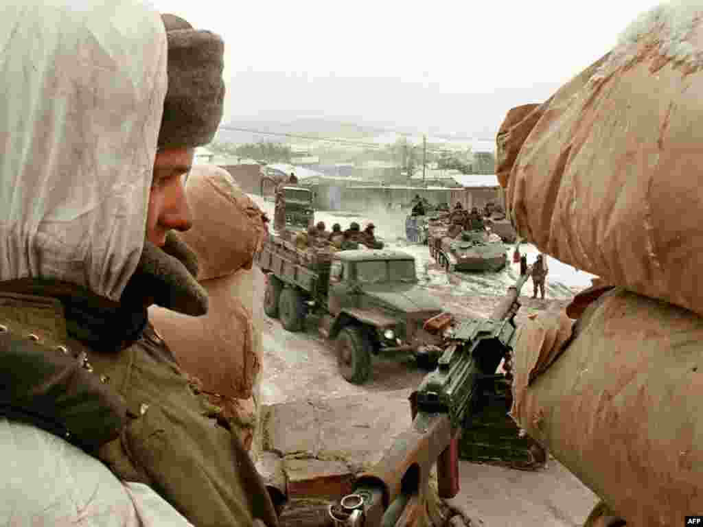 Русские войска уходят из Шатой, февраль 1996