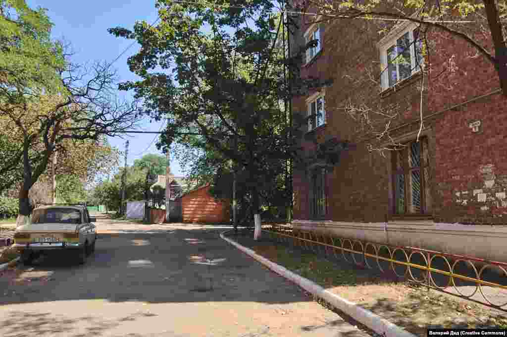 Це Новгородське, промислове містечко на сході України. Населений пункт був відомий як Нью-Йорк до 1951 року, коли радянська влада перейменувала його на тлі напруження у Холодній війні зі Сполученими Штатами