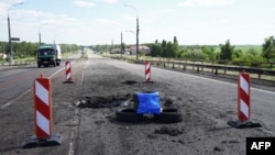 Воронка на Антонівському мосту в Херсоні через річку Дніпро, спричинена, як повідомляють, ударом ЗСУ. Херсон, 21 липня 2022 року