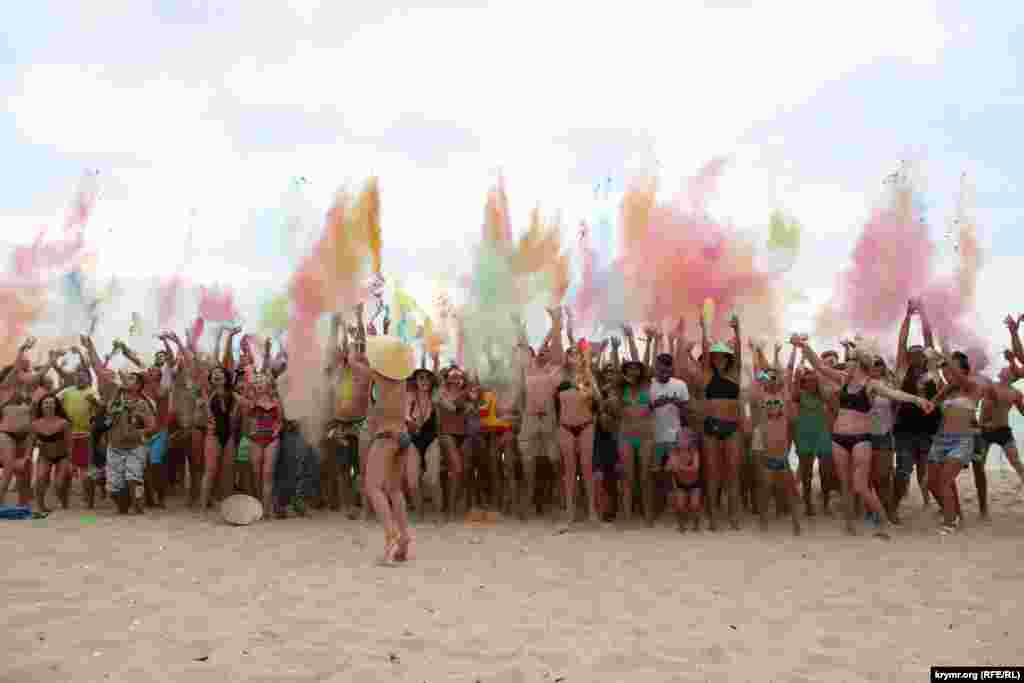 Время от времени на фестивале проходит хэппининг под названием «Holy Day». Он заключается в том, что посетители посыпают себя и друг друга индийской краской холи