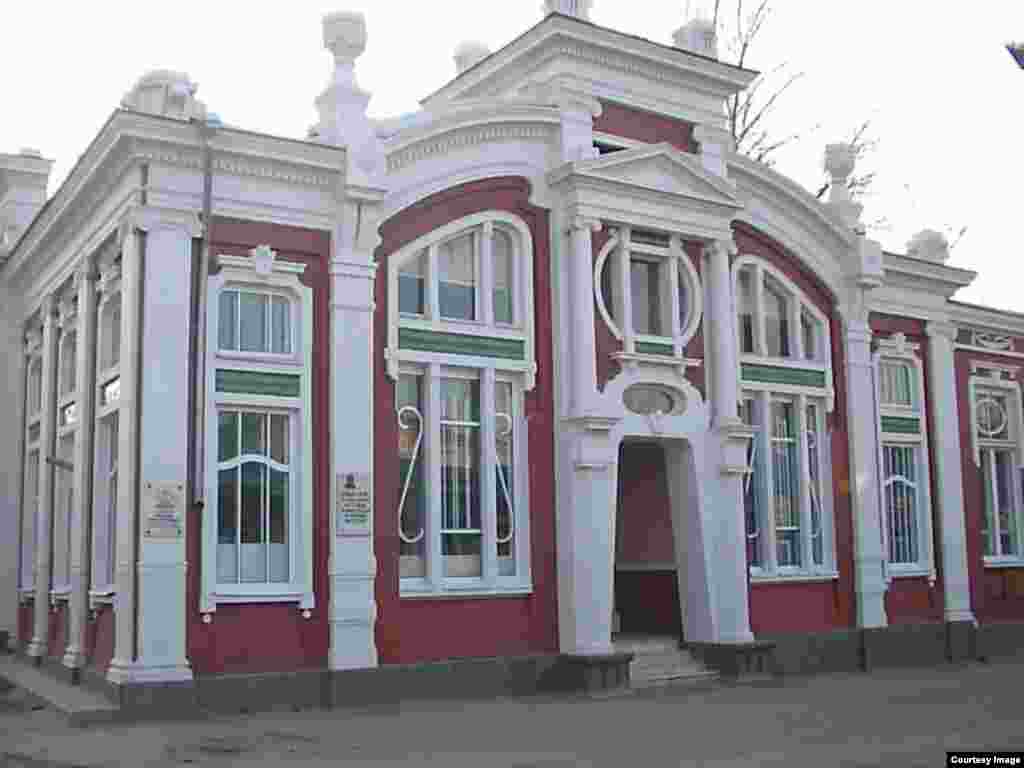 Темирхан-Шураялъул театр кколин Венаялда бугеб цо театралъул копия. Австриялдаса гьенире щвезарун рукIана бакIалги, статуялги цогидаб инвентарги. 