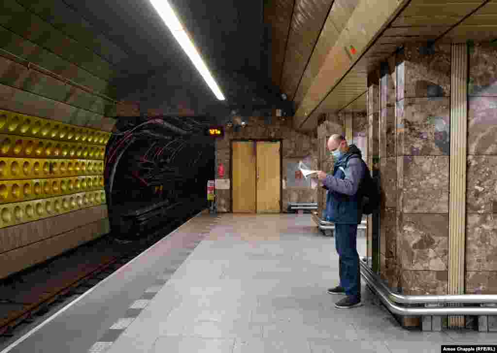 Чоловік у хірургічній масці всередині центральної станції метро Праги. Медичні експерти кажуть, що подібні&nbsp;негерметичні маски мало&nbsp;чим захистять свого власника від коронавірусу. Такі маски були початково створені, щоб запобігти потраплянню слини хірурга на вразливих пацієнтів. Вони можуть обмежити поширення вірусу від людей, які вже&nbsp;заражені. Під час пандемії, такої як коронавірус, коли деякі пацієнти переносять та&nbsp;поширюють&nbsp;захворювання, перш ніж з&#39;являться будь-які, навіть легкі симптоми, подібні маски можуть&nbsp;лише допомогти обмежити зараження.