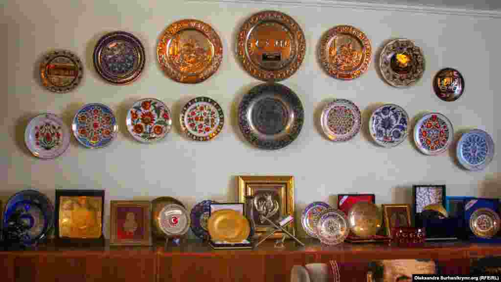«Кажется, что это просто декоративные тарелки, а на самом деле, каждая из них – со своей историей», – рассказывает Джемилева