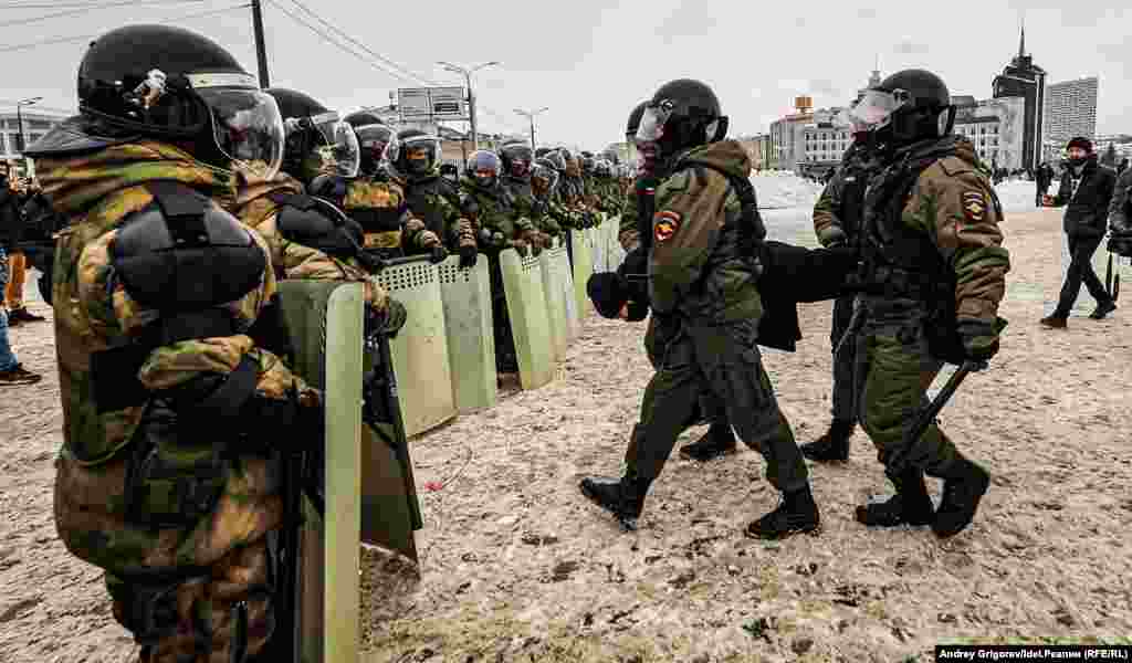 31 січня, Казань, російська республіка Татарстан. Поліція затримує чоловіка під час маршу за звільнення ув’язненого російського опозиціонера Олексія Навального