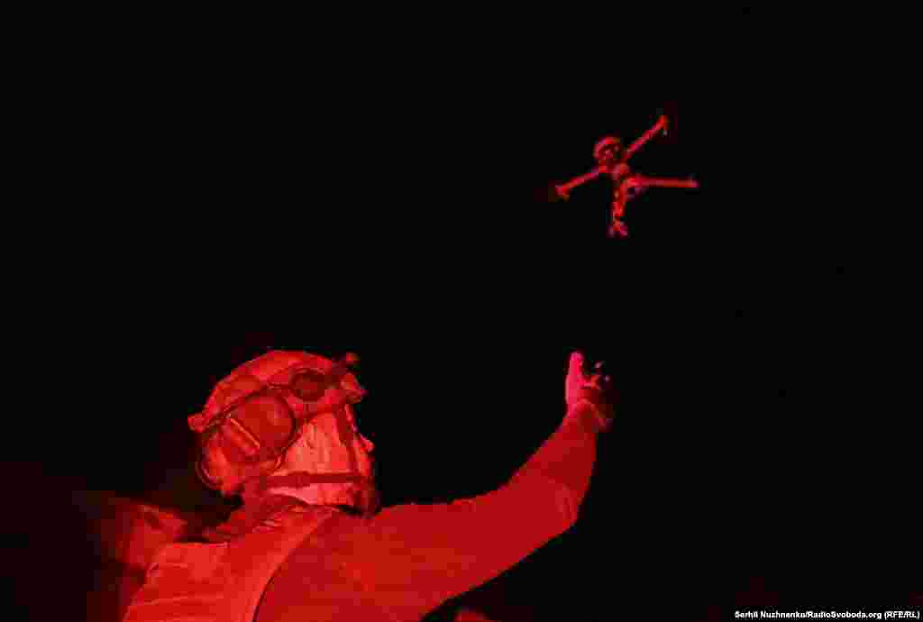 Аеророзвідник 25-ї окремої повітрянодесантної Січеславської бригади із позивним «Музикант» ловить дрон, який повертається. До повномасштабного вторгнення «Музикант» працював баристою у Польщі, у грудні 2022-го повернувся до України і долучився до ЗСУ,  Покровський напрямок, серпень 2024 року.  