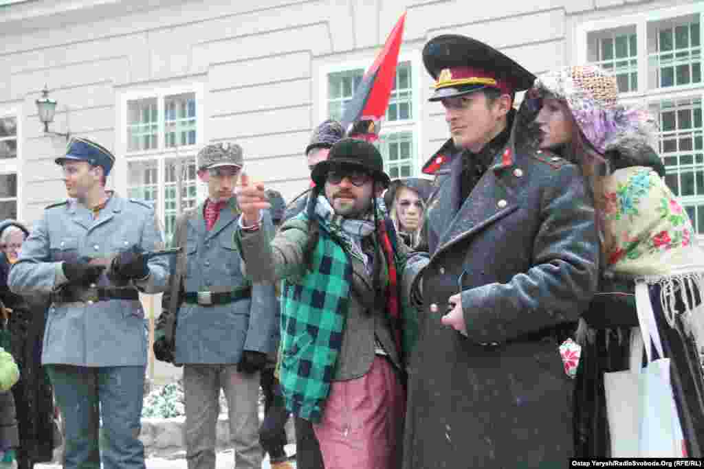 Разом із вертепами виступають різноманітні колективи. В цьому замість чорта – Сталін