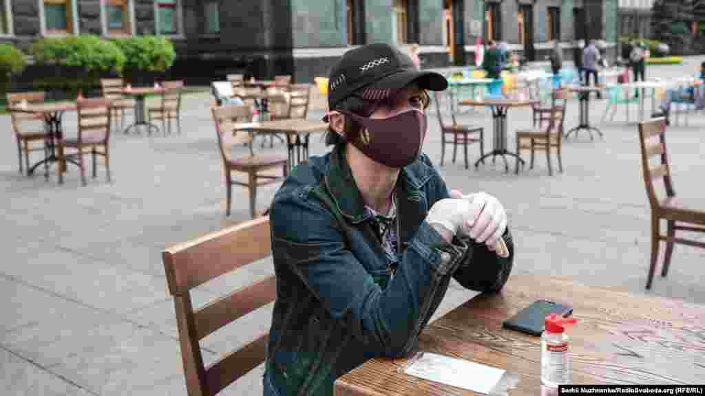 2 травня під стінами Офісу президента столичні ресторатори організували акцію протесту у вигляді перформенсу. Вони принесли столи й стільці, розставили їх перед президентським офісом та запрошували гостей в імпровізований «літній ресторан»