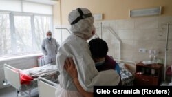 У червні президент Володимир Зеленський видав указ, що пропонує підвищення заробітних плат для медпрацівників