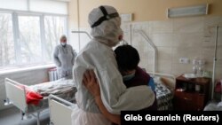 Указ пропонує «підвищення заробітних плат у сфері охорони здоров’я для лікарів до розміру не менше ніж 20 000 гривень на місяць, для середнього медперсоналу – не менше ніж 13 500 гривень на місяць»